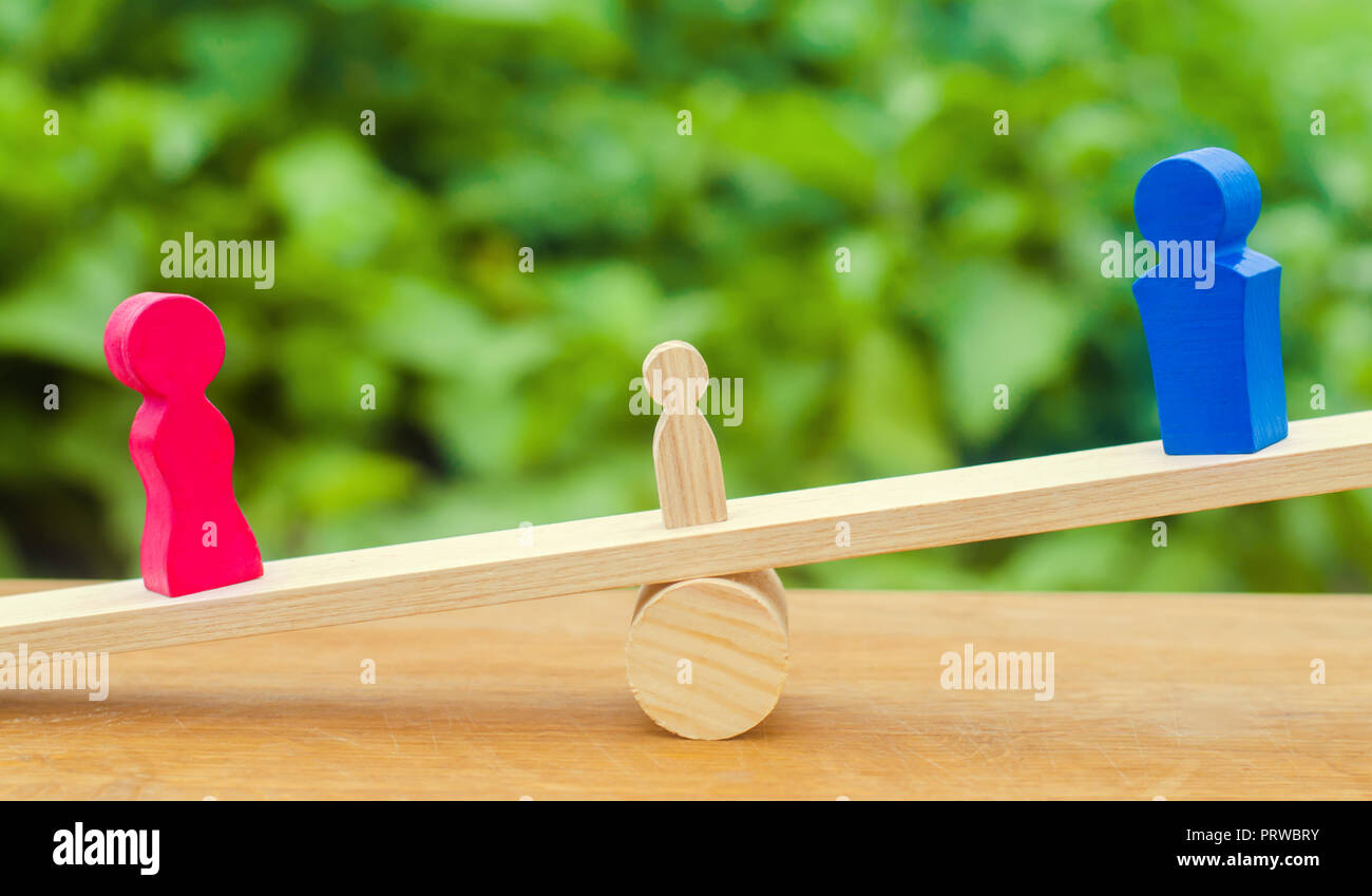 La privation des droits parentaux. concept de garde d'un enfant. divorce légal. d'un marteau d'un juge, tribunal de la famille. droit. les parents se tenir sur l'essai. Banque D'Images