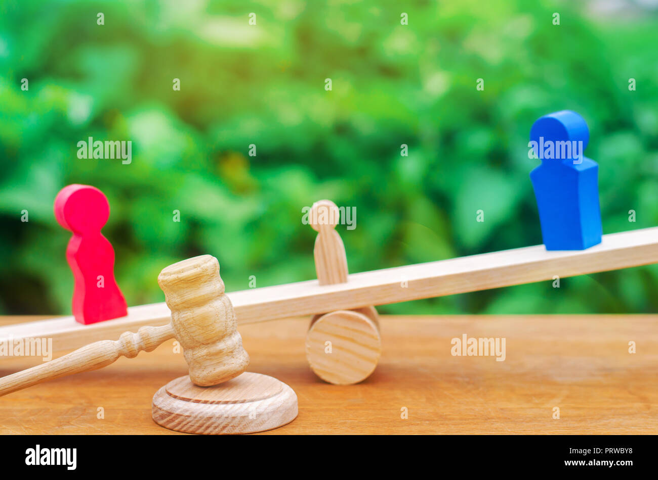 La privation des droits parentaux. concept de garde d'un enfant. divorce légal. d'un marteau d'un juge, tribunal de la famille. droit. les parents se tenir sur l'essai. Banque D'Images