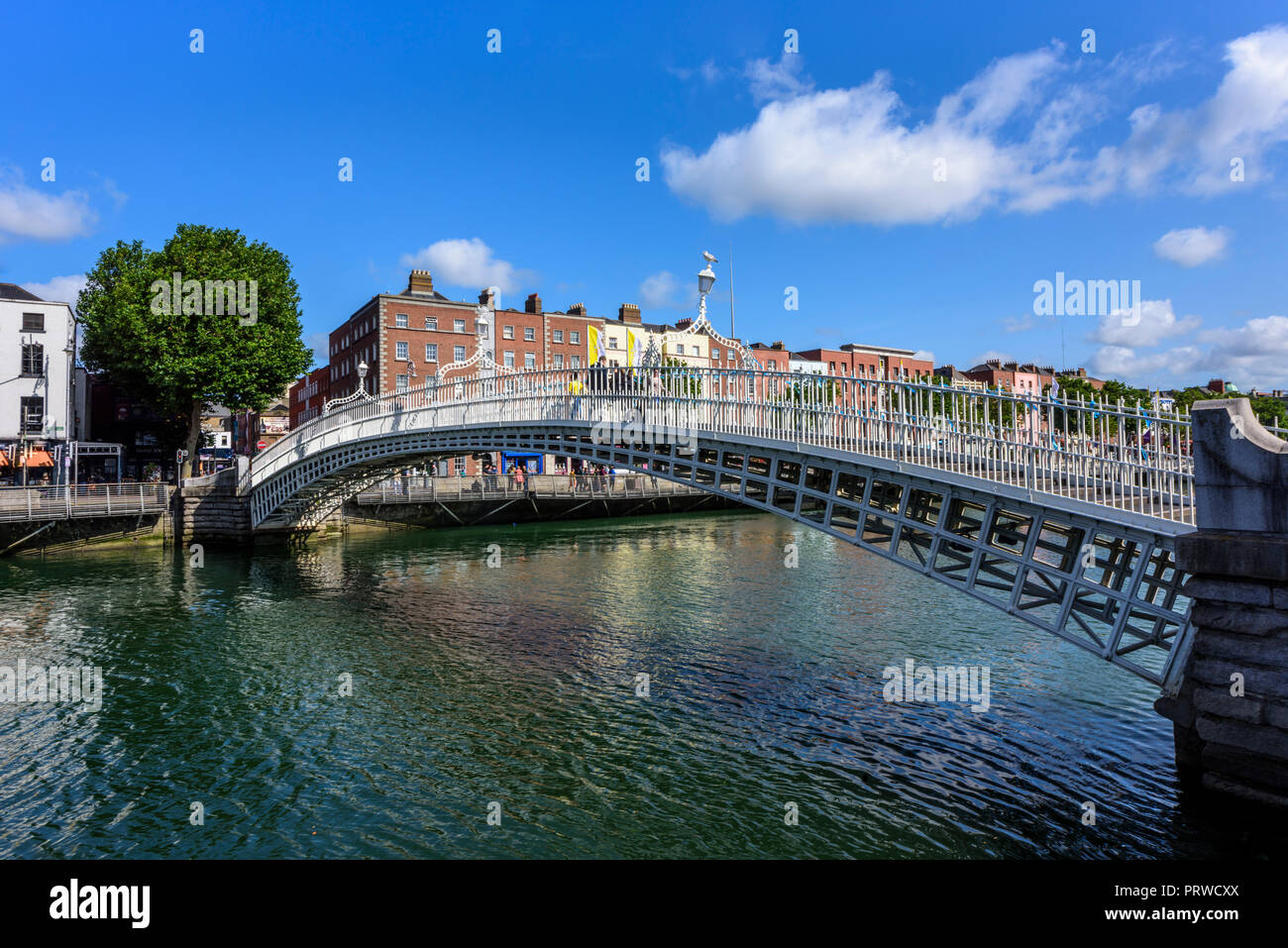 Ha'penny Bridge - et officiellement la Liffey Bridge - sur la Liffey, Dublin, Irlande Banque D'Images