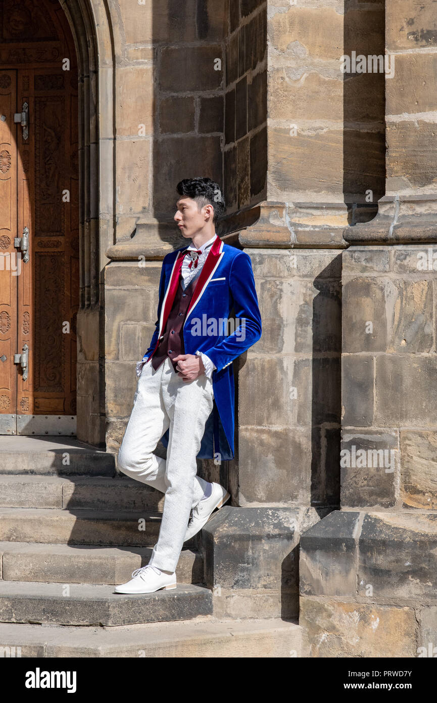 Photos spontanées du marié qui pose pour des photos de mariage à l'église Saint-Guy Cathédrale gothique à Prague Banque D'Images