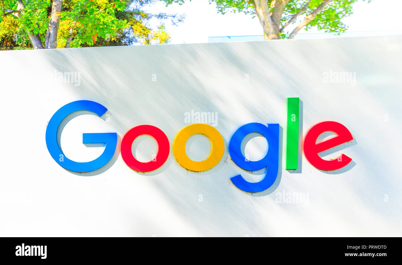 Mountain View, Californie, USA - 13 août 2018 : Logo Google isolés d'un siège de Google signe. Google leader technologique dans les services internet, publicité en ligne, moteur de recherche, le stockage cloud. Banque D'Images