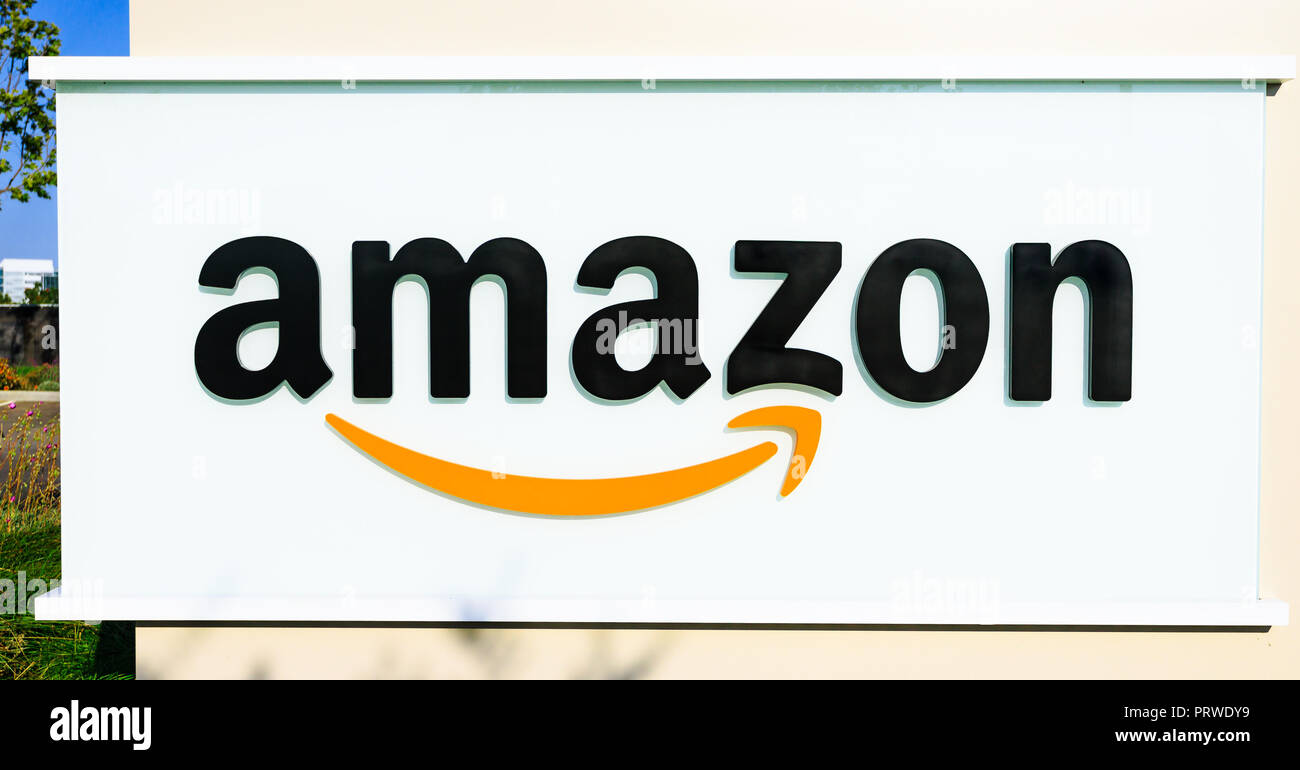 Sunnyvale, Californie, USA - 13 août 2018 : Le logo d'Amazon signe en Enterprise Way, le grand campus de l'amazone à Sunnyvale, Silicon Valley. Amazon est leader dans le commerce électronique. Banque D'Images