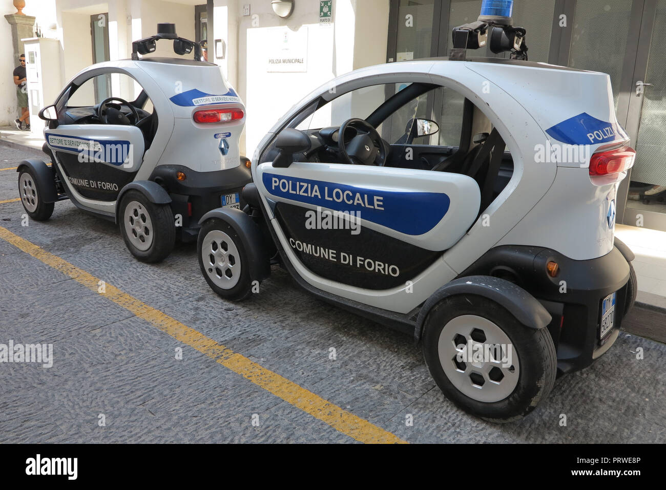 Voitures de police électrique à Ischia, Italie Banque D'Images