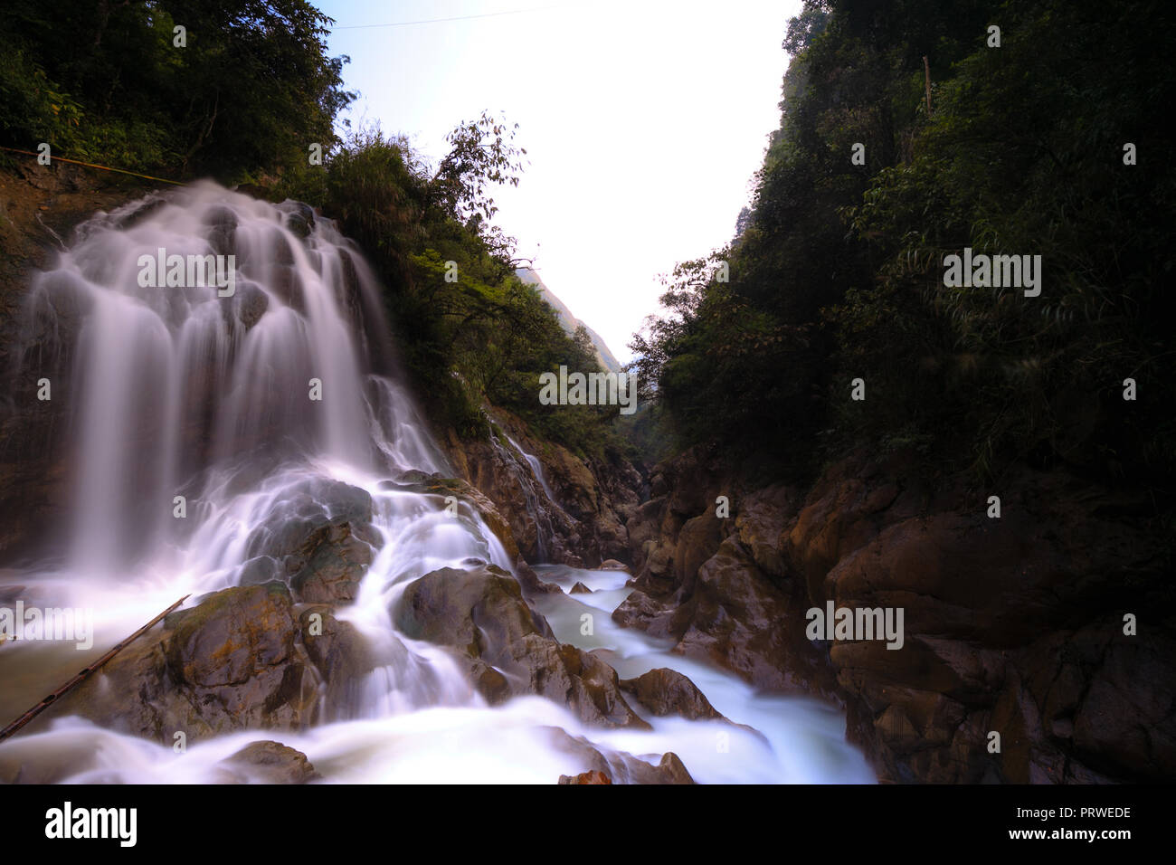 Image de la chute d'eau de Ban Gioc descend dans la province de Cao Bang, Vietnam Banque D'Images