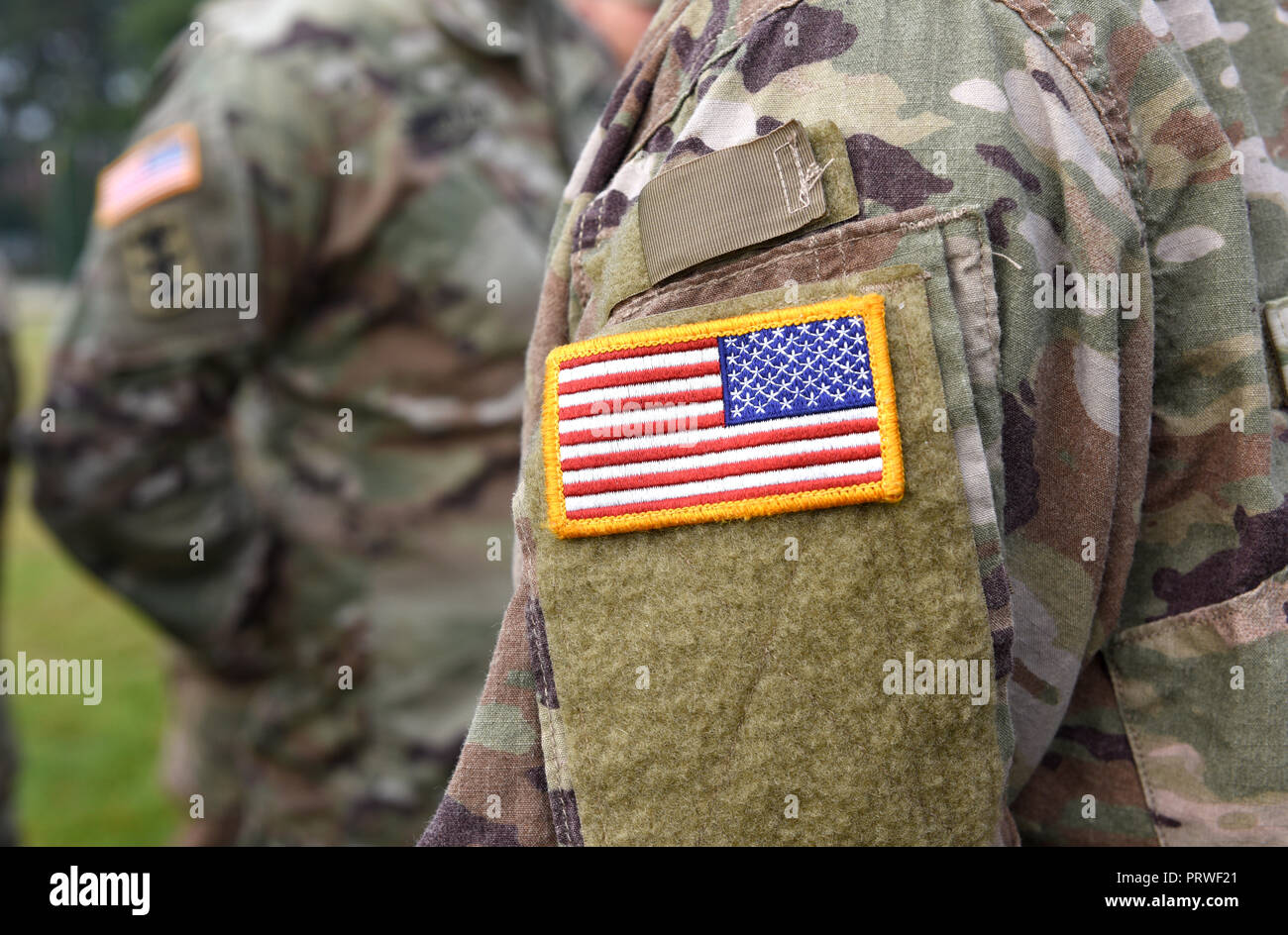 Patch Velcro En Gros Plan Avec Le Drapeau De L'ukraine Sur Le Bras Des  Soldats En Uniforme Militaire