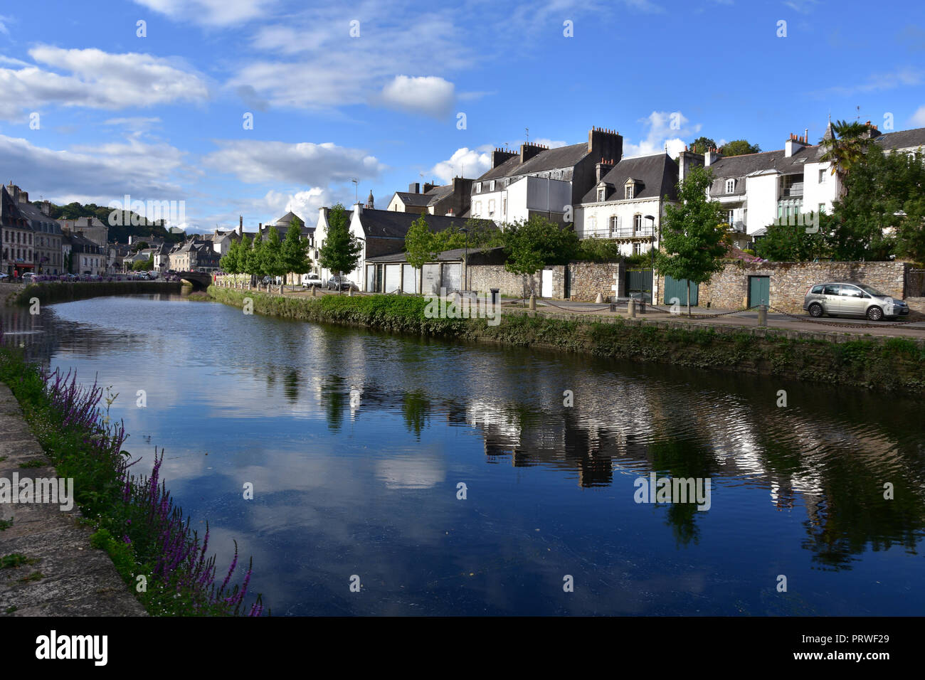 Quimperle, France - 16 juillet 2018 : vue de la rive de la rivière Laita à la ville basse Banque D'Images