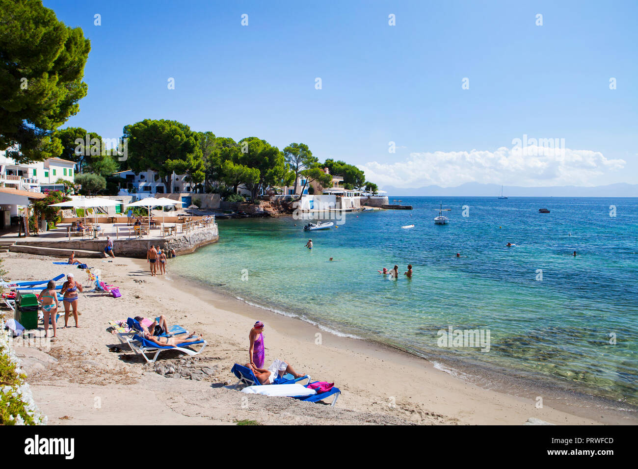 ALCUDIA, Majorque, ESPAGNE - Septembre 24th, 2018 : Les gens aiment petite plage de sable près de plage Aucanada Port d'Alcudia. Banque D'Images