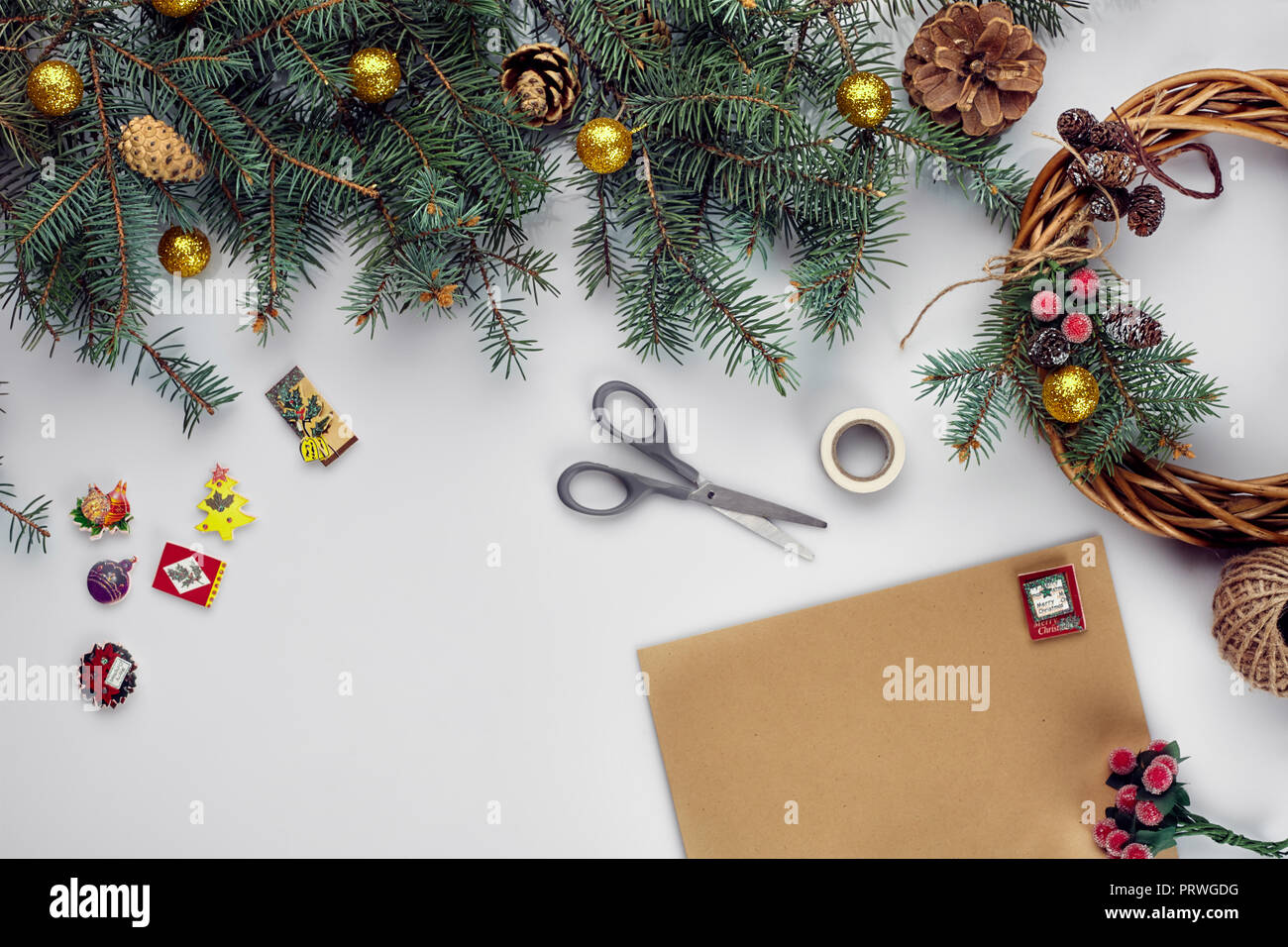 Joyeux Noel Carte Et Enveloppe Decoration De Noel Mise A Plat Vue Du Dessus Photo Stock Alamy Joyeux Noel Carte Et Enveloppe Decoration De Noel Mise A Plat Vue Du Dessus Photo Stock Alamy
