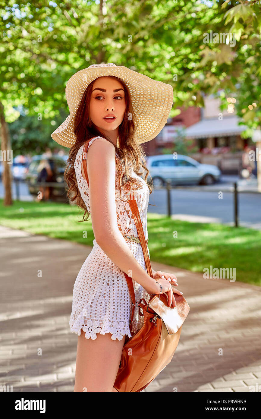 Vie ensoleillée fashion portrait de jeune hippie chic femme marche dans la  rue, vêtu de vêtements à la mode, chapeau de paille, voyage avec sac à dos  Photo Stock - Alamy