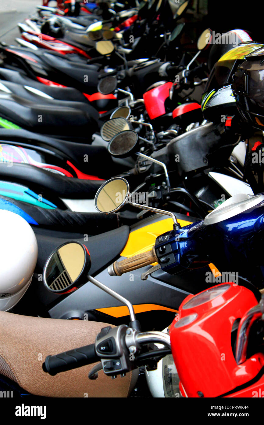 Ligne de motos parking colorés au centre ville de Bangkok (Krung Thep), la Thaïlande, l'Asie. Banque D'Images