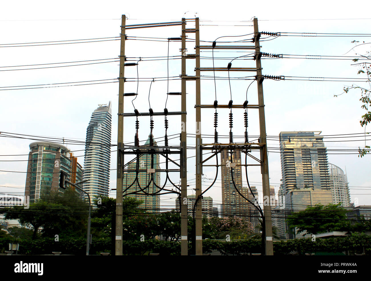 Gratte-ciel et beaucoup de câbles à Bangkok (Krung Thep), la Thaïlande, l'Asie. Banque D'Images