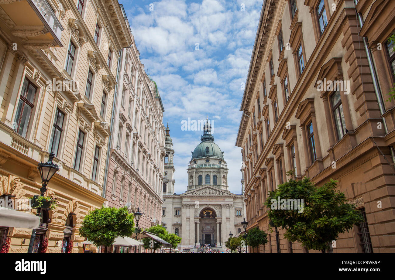 Rue de la vieille ville et la Basilique de Saint-Etienne, une cathédrale catholique romaine à Budapest, Hongrie, Europe de l'Est. Banque D'Images