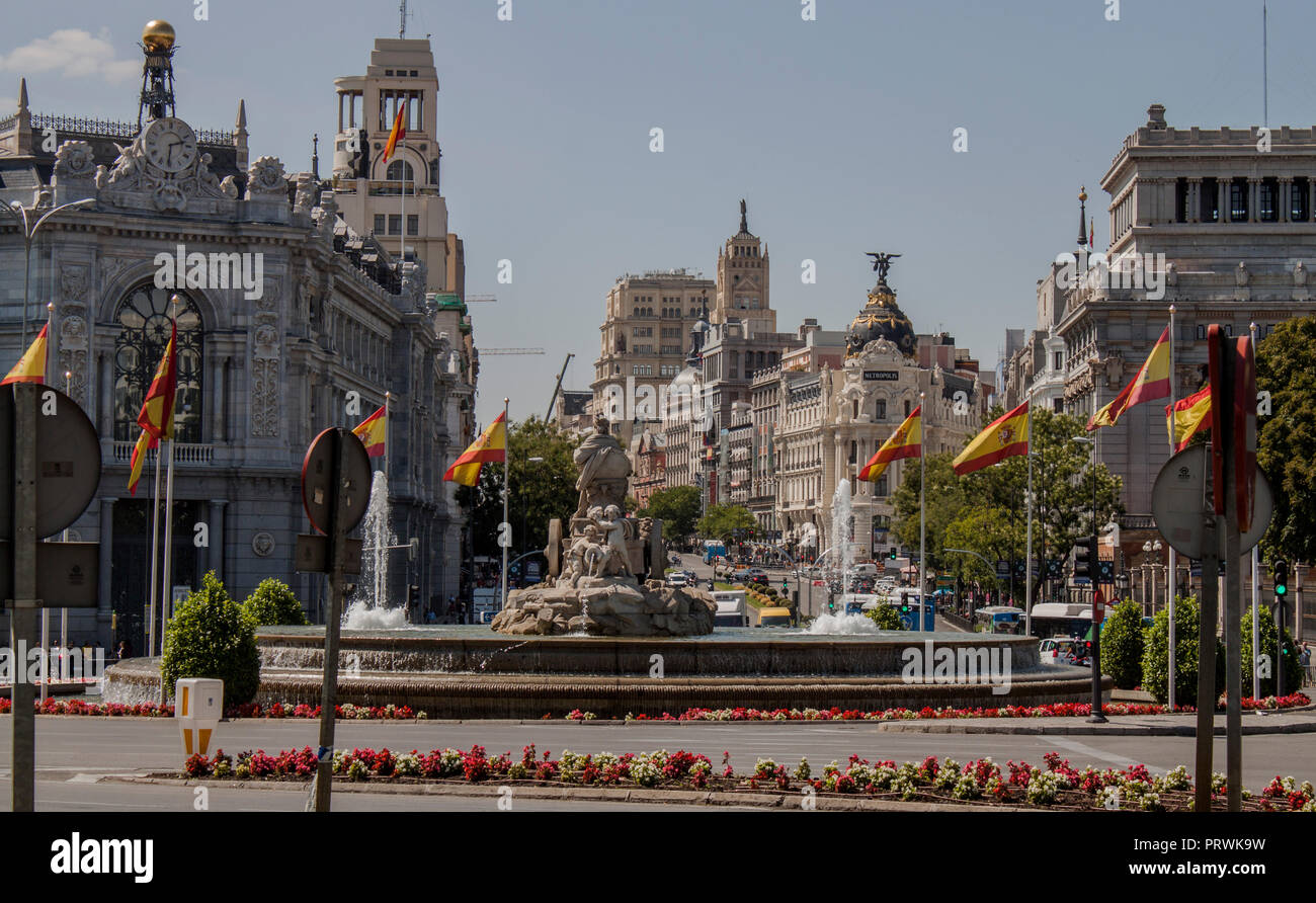 Les bâtiments emblématiques de la Gran Vía la plus célèbre avenue de Madrid, capitale de l'Espagne, l'Europe. Gratte-ciel et la fontaine de Cybèle (Fuente de Cibeles) Banque D'Images