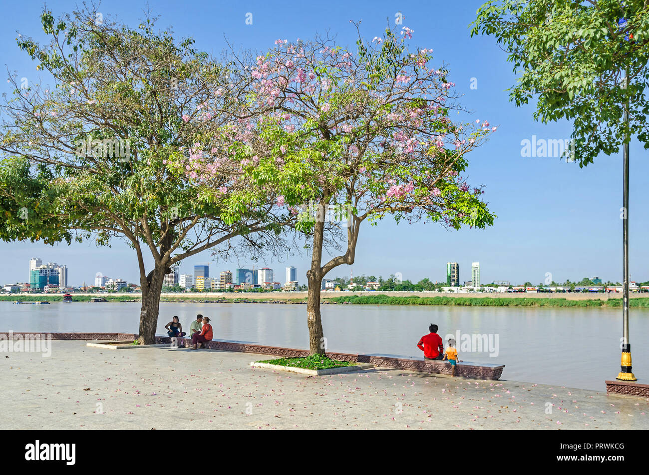 Phnom Penh, Cambodge - 9 Avril 2018 : Preah Sisowath Quay, un riverside promenade publique sur la rive de la rivière Tonle Sap avec ses grands, ouvrir Banque D'Images