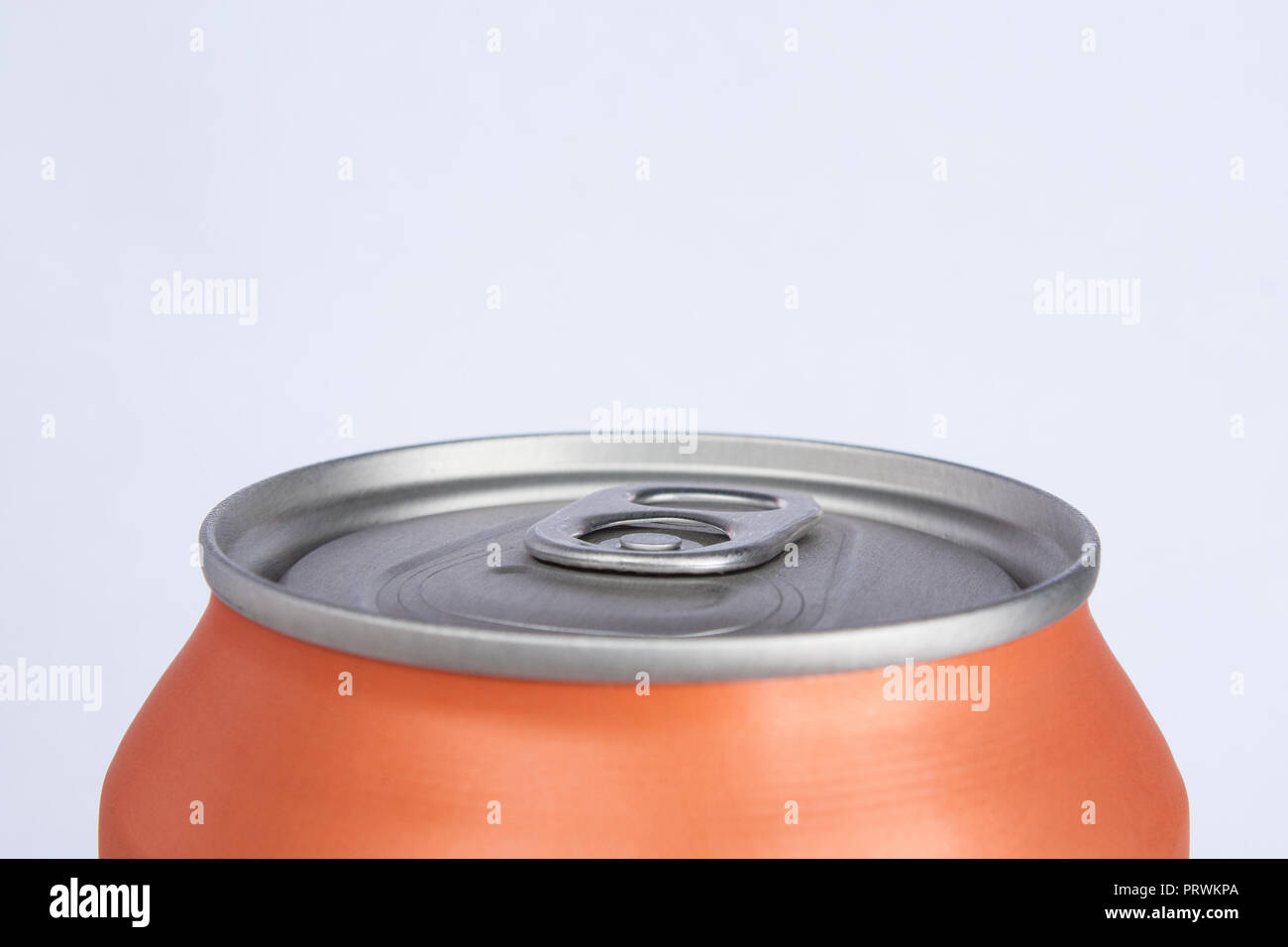 L'aluminium peut fermé Orange de soda ou de bière sur fond gris avec copyspace. De l'affiche. Banque D'Images