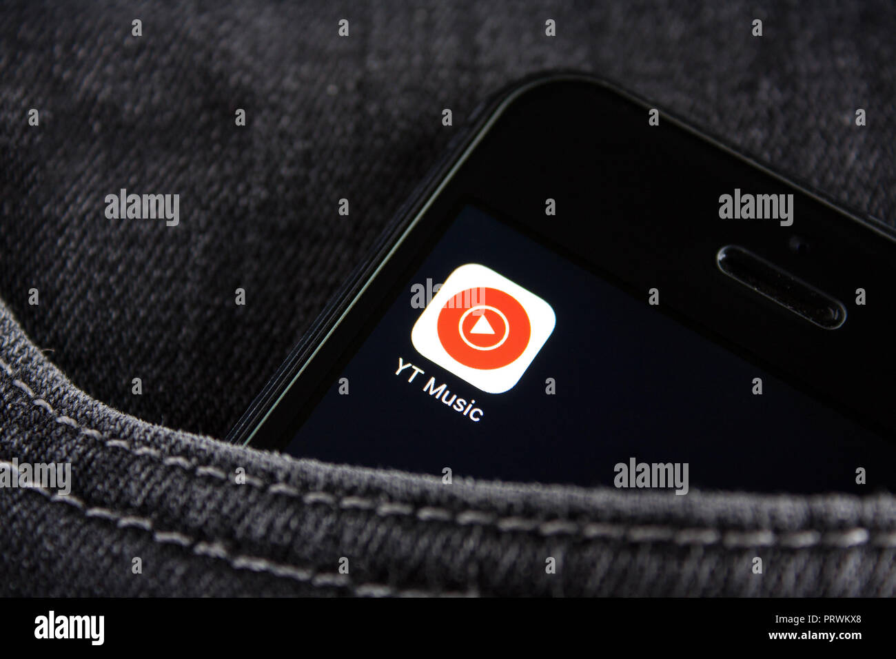 Moscou, Russie - 25 juillet 2018 : Musique YouTube icône sur l'écran du smartphone. Le smartphone se trouve dans la poche avant du jean noir. Editorial u Banque D'Images