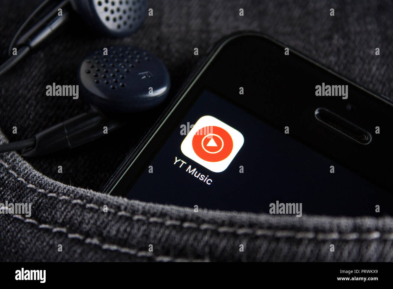 Moscou, Russie - 25 juillet 2018 : Musique YouTube icône sur l'écran du smartphone. Le smartphone se trouve dans la poche avant du jean noir. Editorial u Banque D'Images