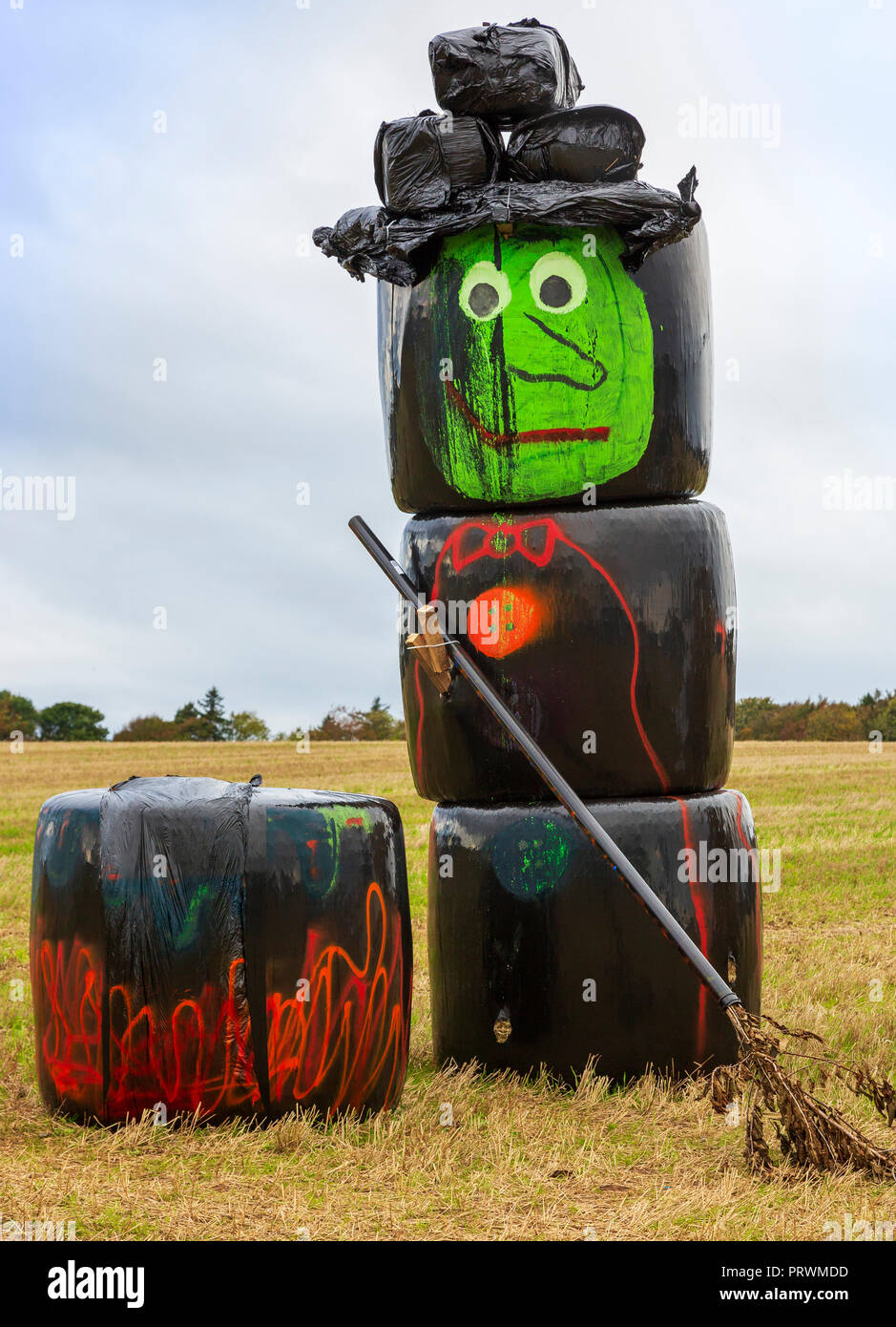 L'Ayrshire, UK. 4ème Oct 2018. Croisée des Chemins Les jeunes agriculteurs ont utilisé la récente récolte Ensilage balles empilées dans un champ près de Symington, adjacent à l'Ayr à Glasgow A77 chaussée, peint pour divertir les navetteurs et leur rappeler que bientôt ce sera l'Halloween. Credit : Findlay/Alamy Live News Banque D'Images