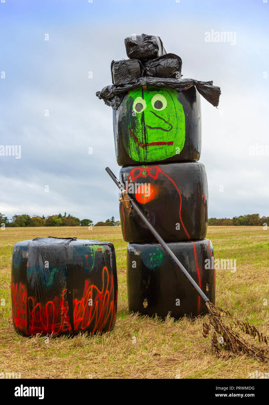 L'Ayrshire, UK. 4ème Oct 2018. Croisée des Chemins Les jeunes agriculteurs ont utilisé la récente récolte Ensilage balles empilées dans un champ près de Symington, adjacent à l'Ayr à Glasgow A77 chaussée, peint pour divertir les navetteurs et leur rappeler que bientôt ce sera l'Halloween. Credit : Findlay/Alamy Live News Banque D'Images
