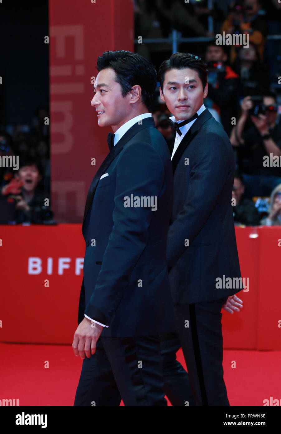 Busan, Corée du Sud. 4ème Oct, 2018. Acteur Hyun Bin (R) et Jang Dong-gun arrive pour la cérémonie d'ouverture du 23e Festival International du Film de Busan à Busan, Corée du Sud, le 4 octobre 2018. Credit : Wang Jingqiang/Xinhua/Alamy Live News Banque D'Images