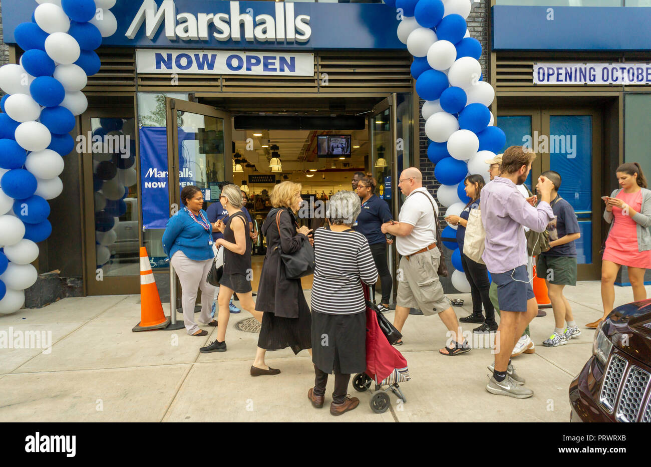 New York, USA. 4 octobre, 2018. Clients dans le tout nouveau magasin Marshall à prix dans le quartier de Lower East Side à New York lors de l'inauguration le jeudi 4 octobre 2018. Marshall est une marque de The TJX Companies, parent de Marshalls, T. J. Maxx, HomeGoods et autres marques. Les Entreprises TJX a récemment indiqué que les comps ont augmenté de 6 pour cent à l'augmentation du trafic dans sa citation Marmaxx (division Marshalls, TX Maxx). (Â© Richard B. Levine) Crédit : Richard Levine/Alamy Live News Banque D'Images