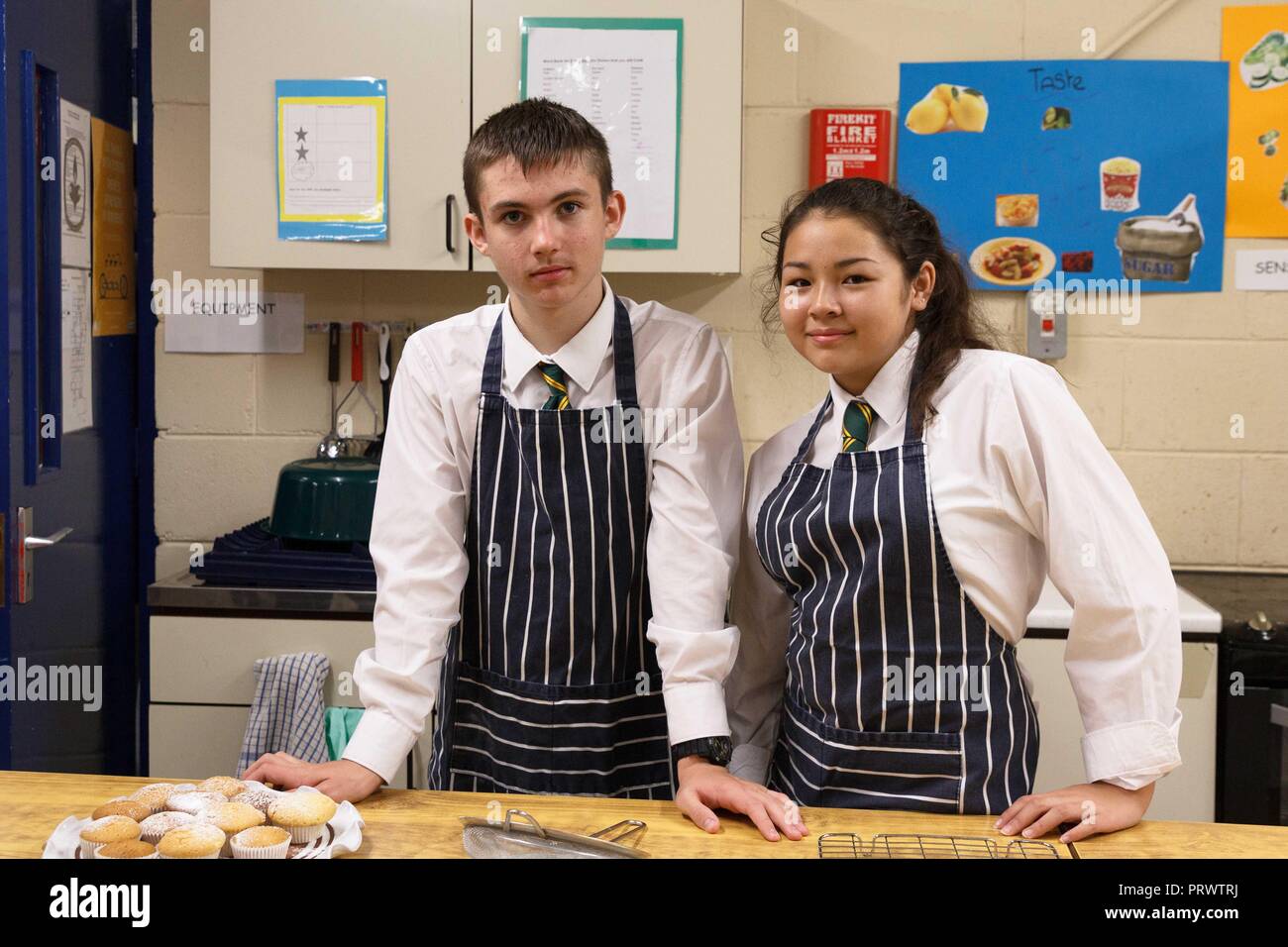 Cork, Irlande. 4ème Oct, 2018. St Aidans Ouvrir la nuit, la ville de Cork. Photographié ici est Alex Mc Carthy et Chloe Foo qui étaient de donner des gâteaux aux gens qu'ils cuits au four. À 19h ce soir St Aidans Community College, Dublin Hill a ouvert ses portes à donner les étudiants potentiels et leurs familles un aperçu de la vie à St Aidans. Les parents et les étudiants ont eu la chance de voir les différents ministères tout au long de l'école qui ont ouvert leurs portes pour montrer ce qu'ils avaient à offrir les étudiants entrants. Credit : Damian Coleman/ Alamy Live News. Banque D'Images