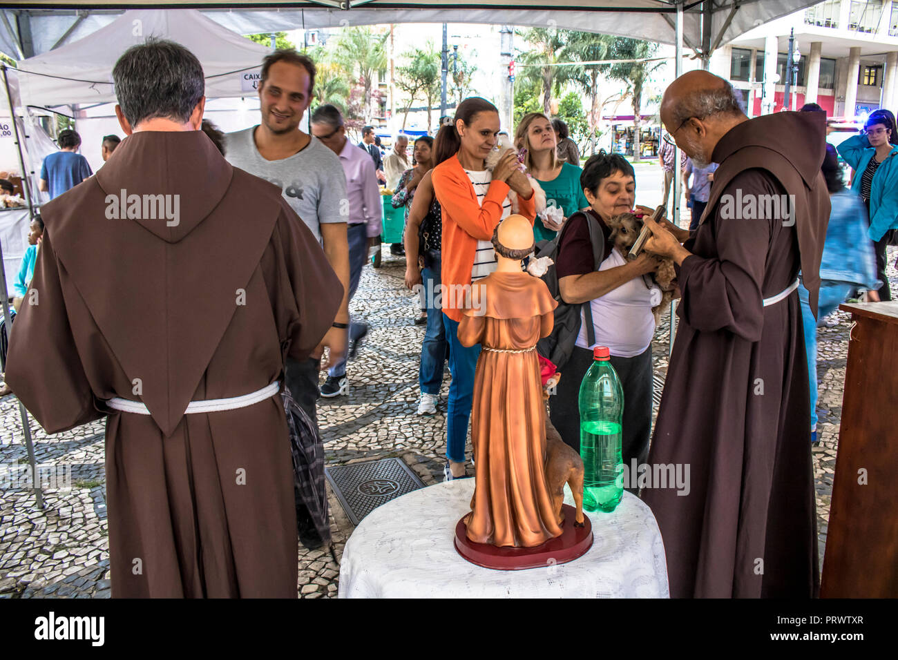 Sao Paulo, Brésil. 4ème Oct, 2018. Paroissiens accompagnés de leurs animaux domestiques assister à une messe à l'occasion du jour de Saint François d'Assise, à Sao Paulo, Brésil, 04 octobre 2018. Saint François d'assise est connu dans la religion catholique comme le protecteur des animaux Alf : Crédit Ribeiro/Alamy Live News Banque D'Images