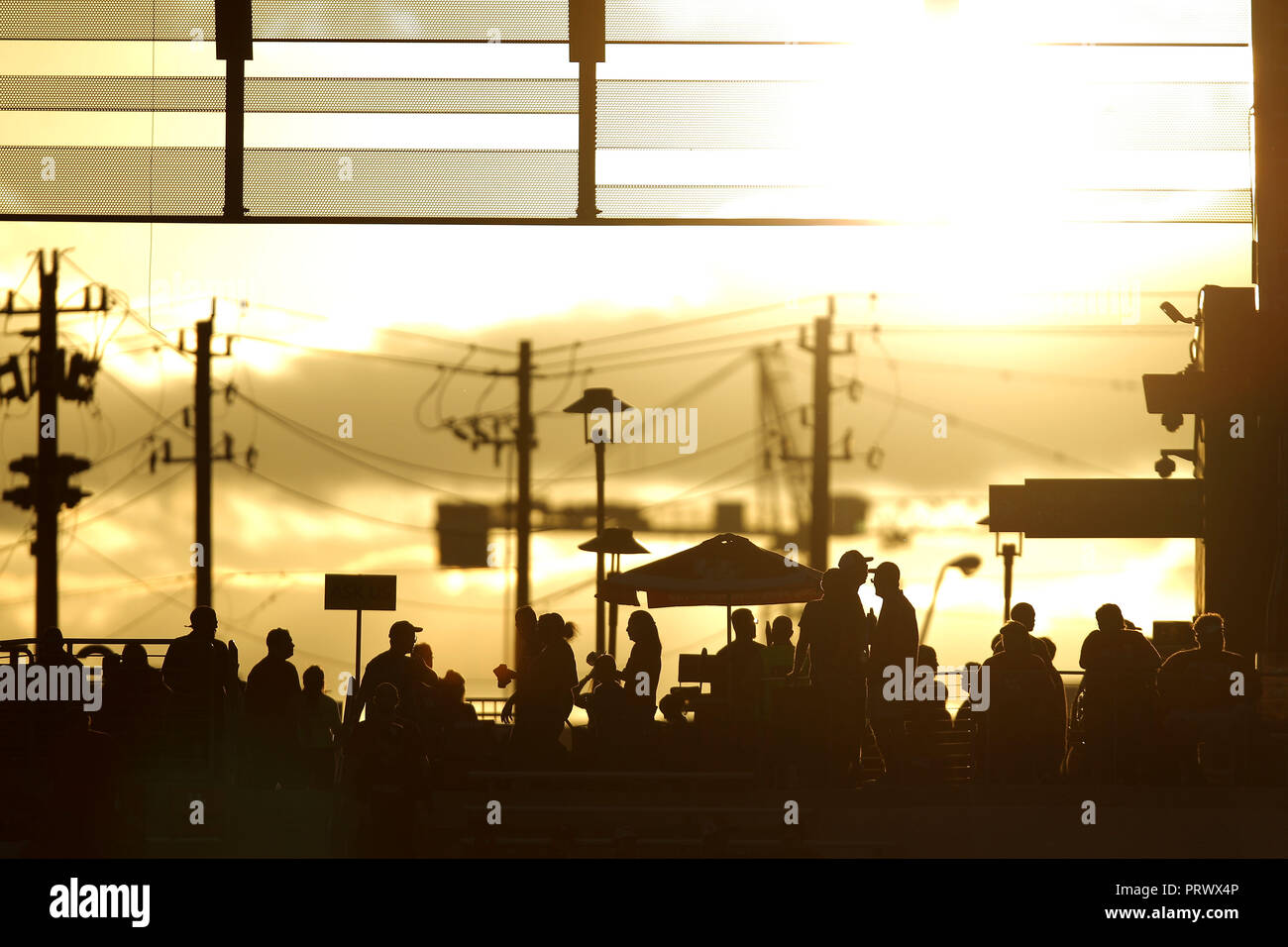 Houston, Texas, USA. 4ème Oct, 2018. Fans de marche dans le hall tandis que le soleil se couche avant de la NCAA football match entre les Cougars de Houston et le Tulsa Golden Hurricane à TDECU à Houston, TX, le 4 octobre 2018. Crédit : Erik Williams/ZUMA/Alamy Fil Live News Banque D'Images