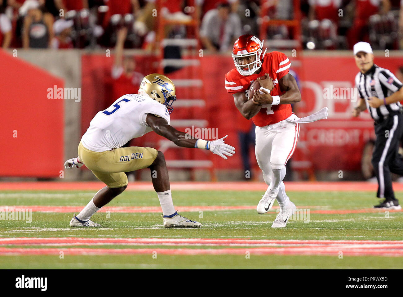 Houston, Texas, USA. 4ème Oct, 2018. Le quart-arrière des Cougars de Houston D'Eriq King (4) porte la balle sur une quarterback keeper au cours du deuxième trimestre de la NCAA football match entre les Cougars de Houston et le Tulsa Golden Hurricane à TDECU à Houston, TX, le 4 octobre 2018. Crédit : Erik Williams/ZUMA/Alamy Fil Live News Banque D'Images