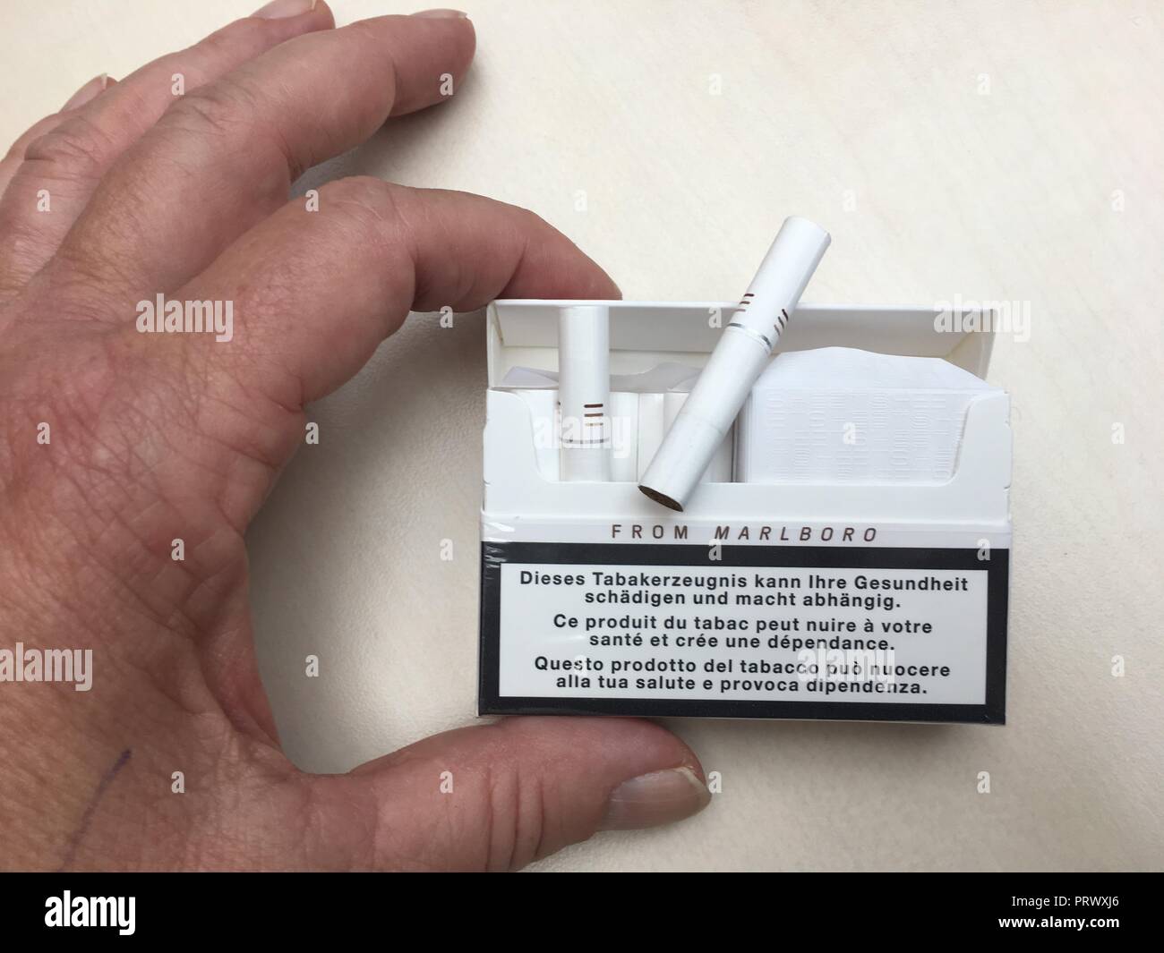 Neuchtel, Suisse. Aot 21, 2018. Les tiges de tabac  partir de la  compagnie de tabac Philip Morris International (PMI) pour le chauffage de  tabac Iqos. Ils sont la moiti de la