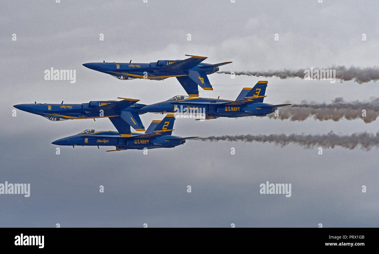 Mitamar, Californie, USA. Sep 30, 2018. L'ORGANISATION DES CALIFORNIES Blue Angels de la marine de l'équipe de vol de précision restauration au Miramar Air Show 2018, United States Marine Corps Air Station Miramar, Miramar, Californie, USA, le 30 septembre 2018. Cette années montrent l'honneur 100 ans de femmes dans le Corps des Marines. Le spectacle aérien de l'US Navy en vedette de l'équipe de vol de précision les Patriotes, les Blue Angels de la Marine, de l'équipe Jet Leap Frogs et l'armée de chevaliers d'or les équipes de parachutistes, Sean D. Tucker, voltige, avions avions de voltige, avions et hélicoptères militaires, un camion qui a atteint une vitesse de Banque D'Images