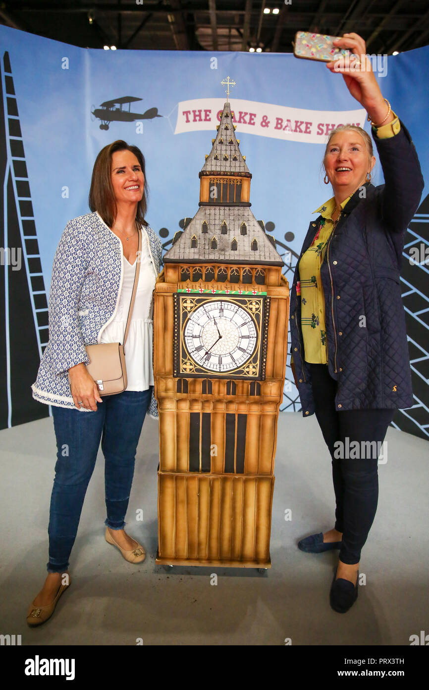 ExCeL London. UK 5 Oct 2018 - Caron Murtagh et Sharon Goldsmith (g à d) prend un avec les selfies Big Ben gâteau. Le gâteau et cuire Show, le plus grand événement de cuisson UKÕs ouvre ses portes à ExCeL London. UK's best Artistes Gâteau prend part à ÒAround le monde en 80 Gâteaux gâteau' de la concurrence. Credit : Dinendra Haria/Alamy Live News Banque D'Images