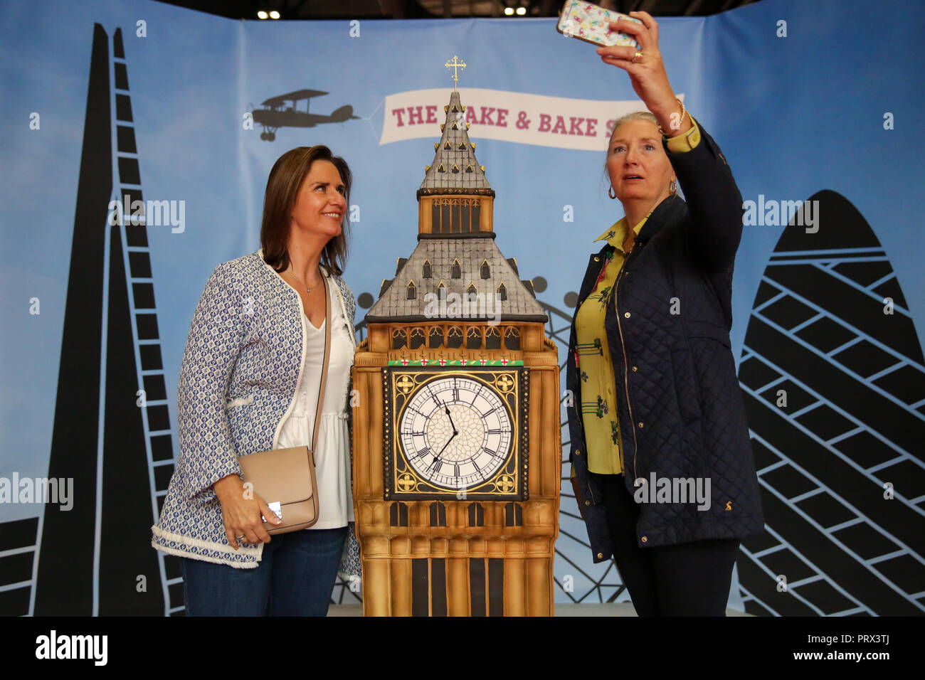 ExCeL London. UK 5 Oct 2018 - Caron Murtagh et Sharon Goldsmith (g à d) prend un avec les selfies Big Ben gâteau. Le gâteau et cuire Show, le plus grand événement de cuisson UKÕs ouvre ses portes à ExCeL London. UK's best Artistes Gâteau prend part à ÒAround le monde en 80 Gâteaux gâteau' de la concurrence. Credit : Dinendra Haria/Alamy Live News Banque D'Images