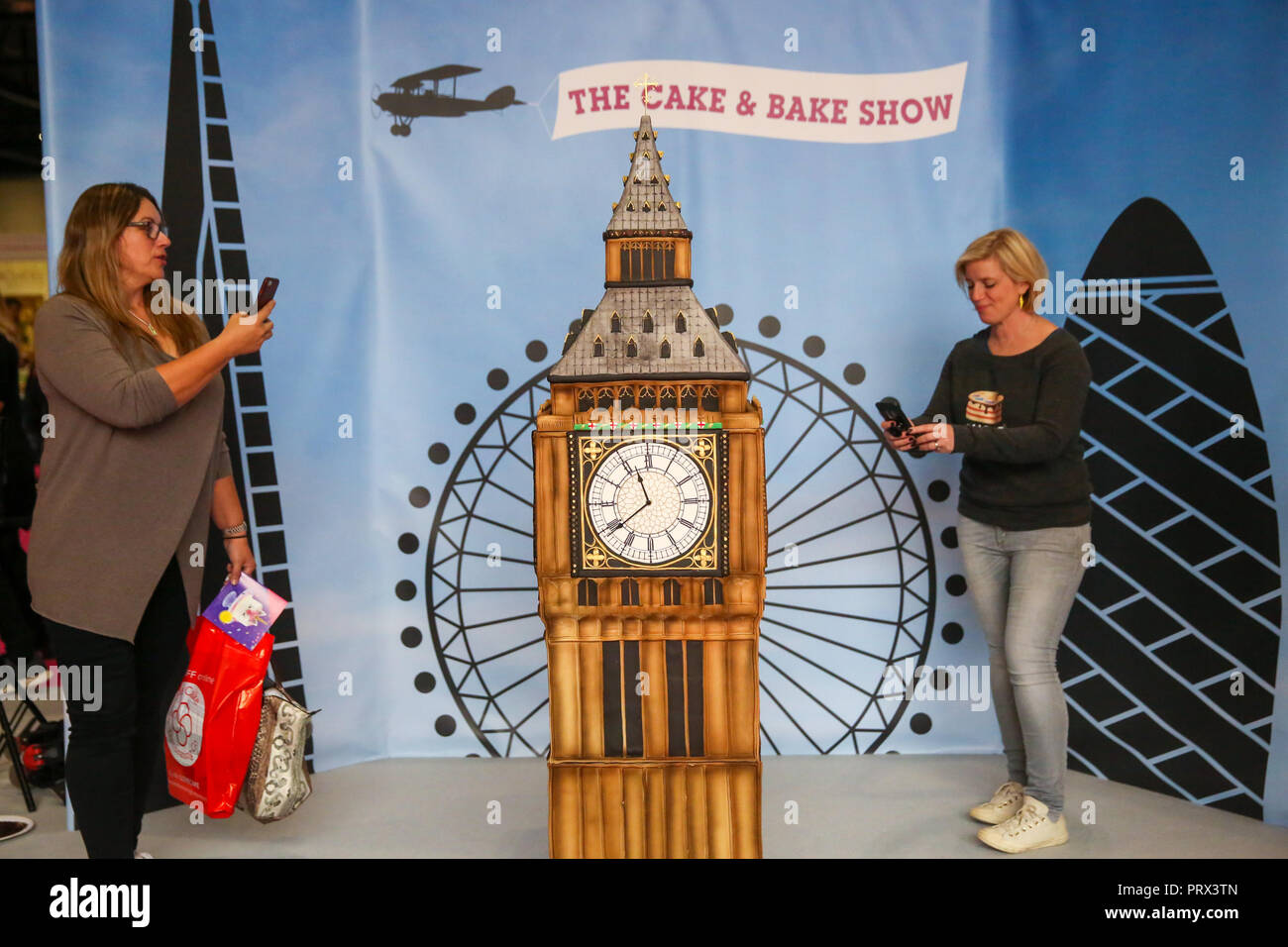 ExCeL London. UK 5 Oct 2018 - Le gâteau et cuire Show, the UK's biggest baking événement ouvre ses portes à ExCeL London. UK's best Artistes Gâteau prend part à "Le tour du monde en 80 Gâteaux gâteau des concours. Credit : Dinendra Haria/Alamy Live News Banque D'Images