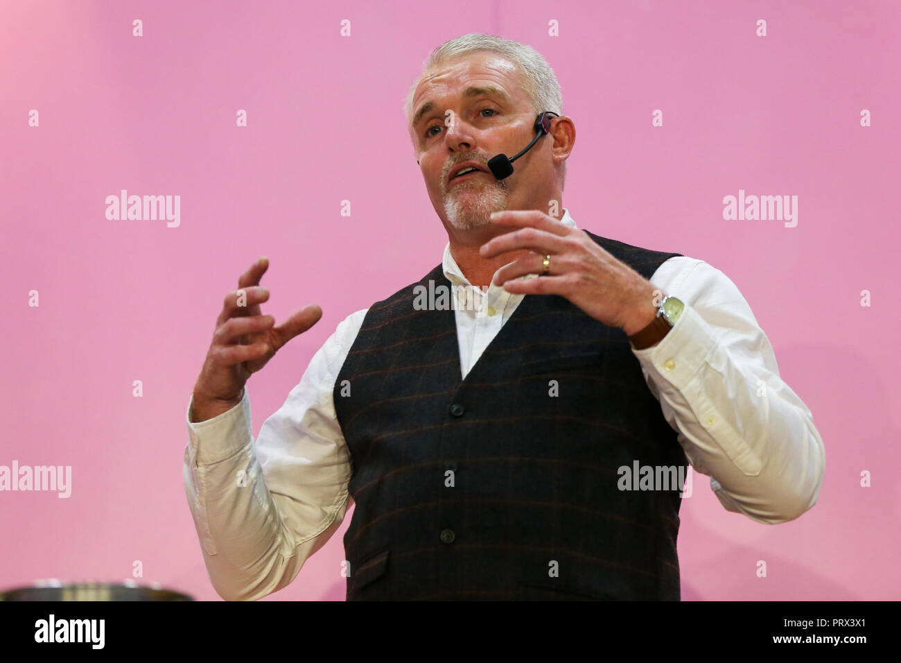 ExCeL London. UK 5 Oct 2018 - Le gâteau et cuire Show, the UK's biggest baking événement ouvre ses portes à ExCeL London. Paul Jagger préparé avec 2 filets de loup de mer et farci d'une farce aux épinards, ce plat de pâte feuilletée est une version spéciale créée pour l'exposition à l'air d'un poisson. Credit : Dinendra Haria/Alamy Live News Banque D'Images