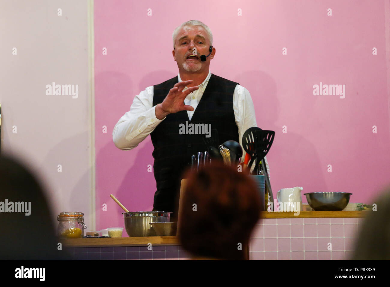 ExCeL London. UK 5 Oct 2018 - Le gâteau et cuire Show, the UK's biggest baking événement ouvre ses portes à ExCeL London. Paul Jagger préparé avec 2 filets de loup de mer et farci d'une farce aux épinards, ce plat de pâte feuilletée est une version spéciale créée pour l'exposition à l'air d'un poisson. Credit : Dinendra Haria/Alamy Live News Banque D'Images