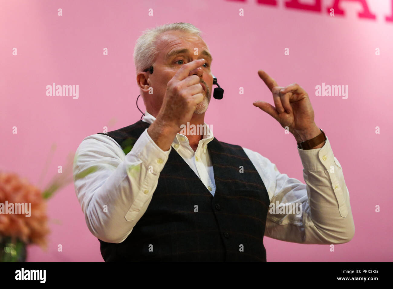 ExCeL London. UK 5 Oct 2018 - Le gâteau et cuire Show, the UK's biggest baking événement ouvre ses portes à ExCeL London. Paul Jagger préparé avec 2 filets de loup de mer et farci d'une farce aux épinards, ce plat de pâte feuilletée est une version spéciale créée pour l'exposition à l'air d'un poisson. Credit : Dinendra Haria/Alamy Live News Banque D'Images