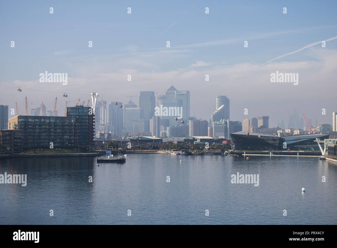 London UK. 5 octobre 2018. Météo France : Canary Wharf et Skyline Gondola vu du Royal Victoria Docks baignée de soleil d'automne après la Mobilis in Mobile le brouillard efface Crédit : amer ghazzal/Alamy Live News Crédit : amer ghazzal/Alamy Live News Banque D'Images