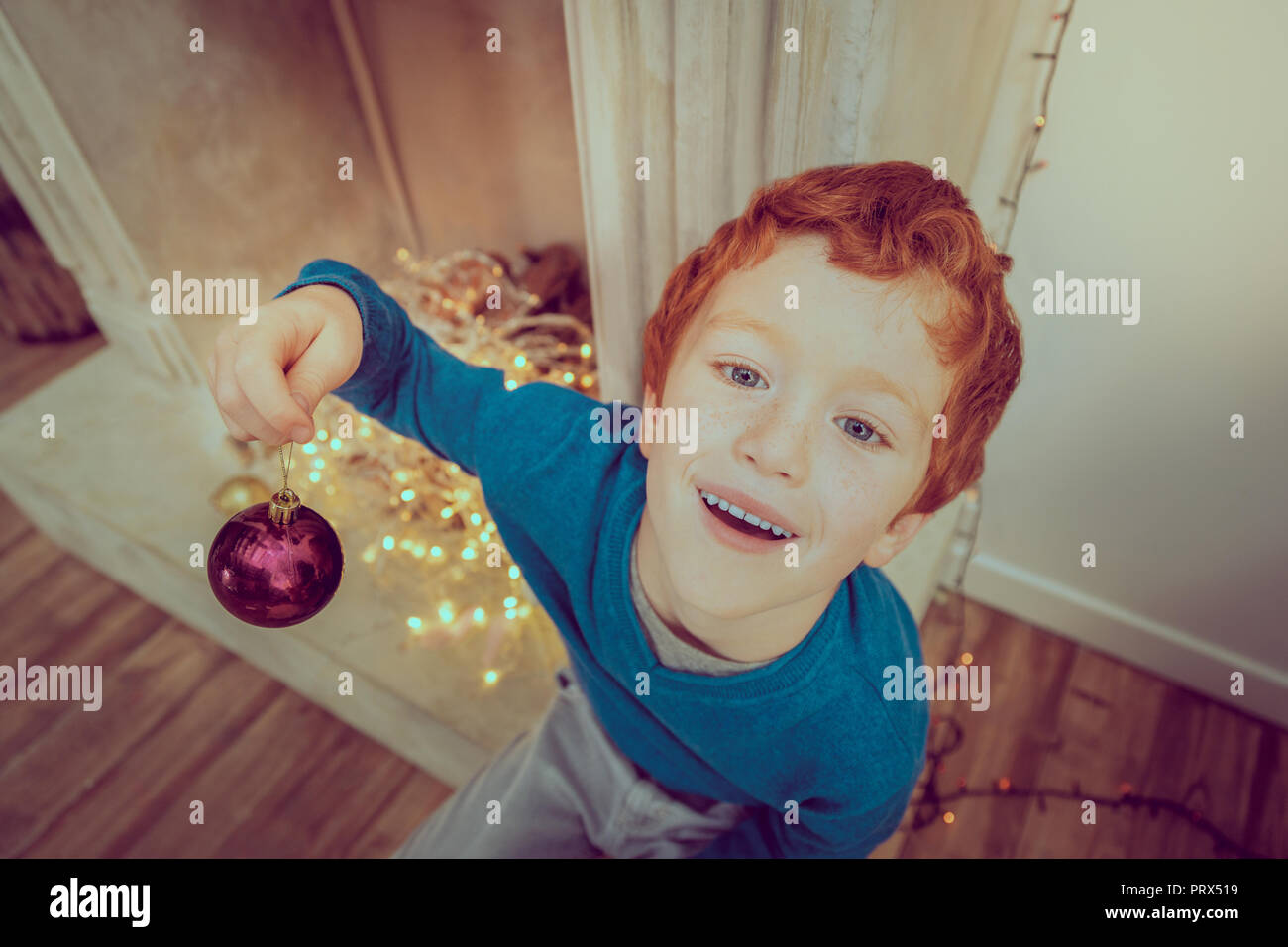 Enfant joyeux aller à décorer son arbre de Noël Banque D'Images