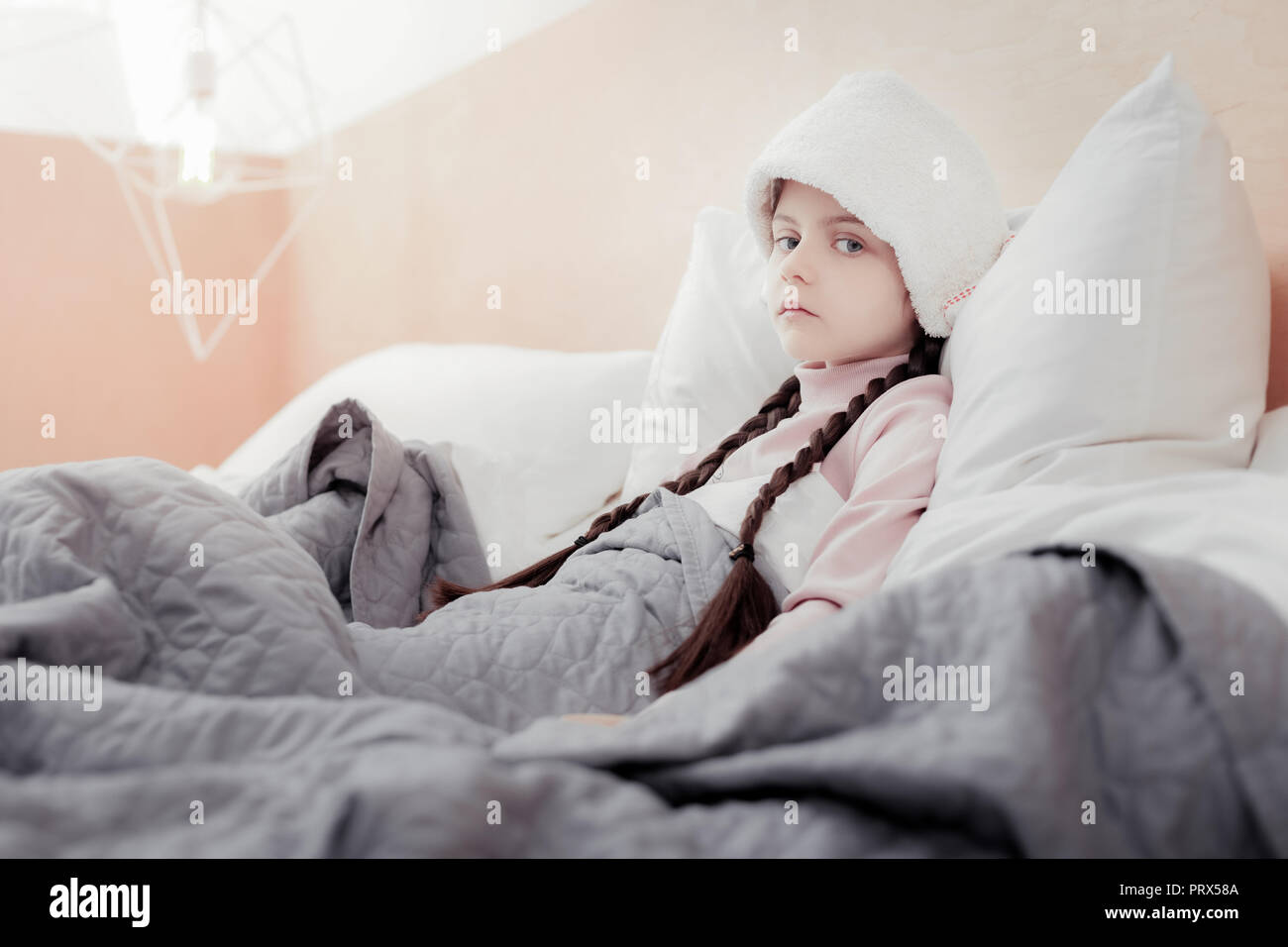 Portrait de petite fille malade cloué au lit Photo Stock - Alamy