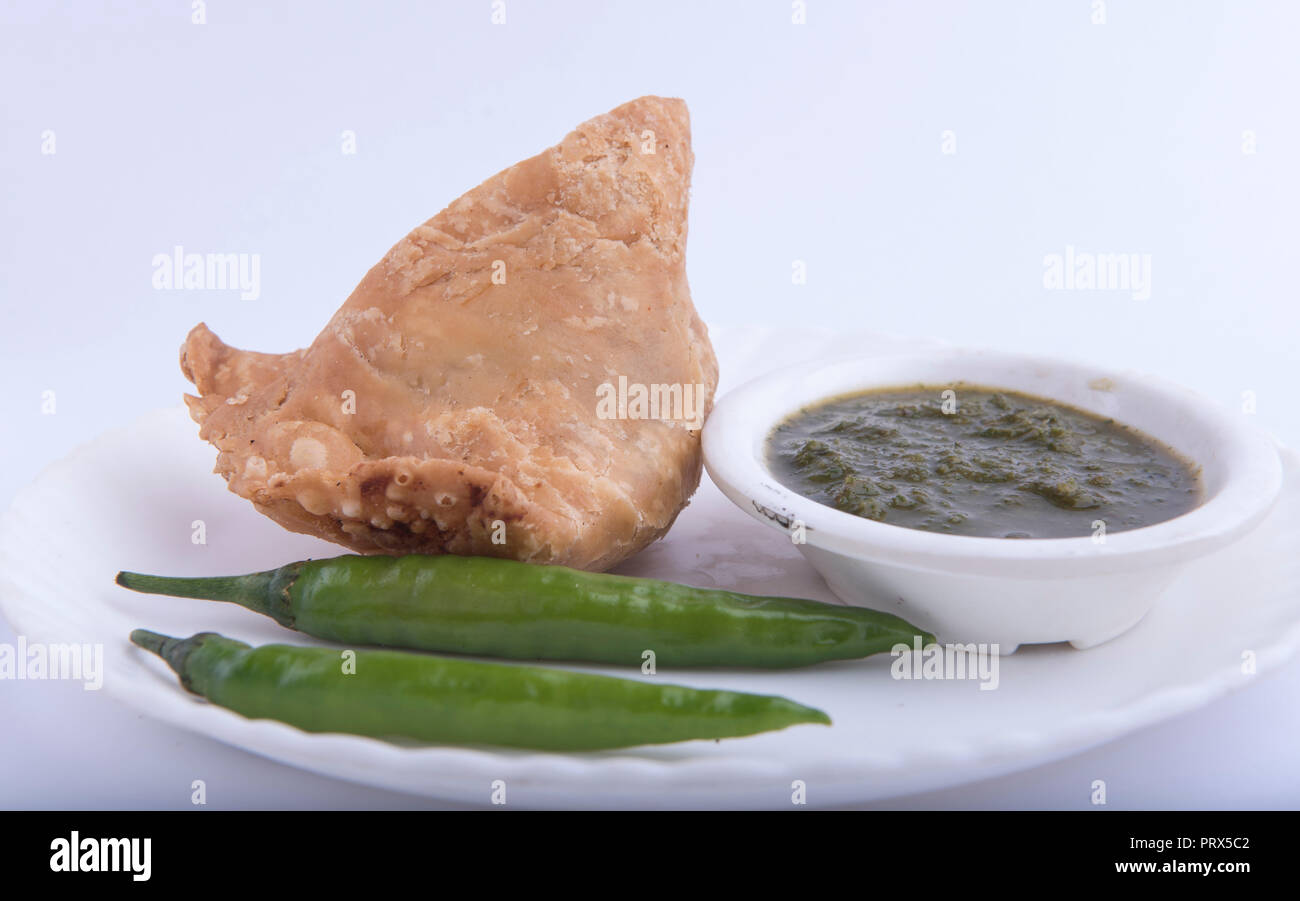 Samosa de légumes avec chutney vert sur une assiette mumbai Maharashtra inde Banque D'Images