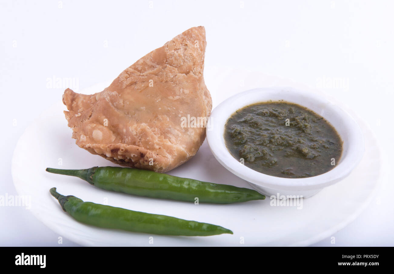 Samosa de légumes avec chutney vert sur une assiette mumbai Maharashtra inde Banque D'Images