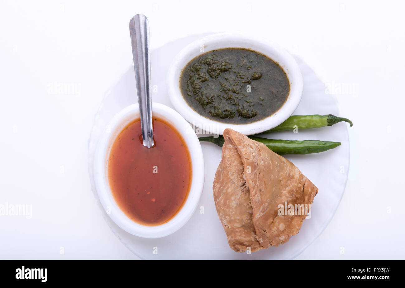 Samosa de légumes avec chutney vert sur une assiette mumbai Maharashtra inde Banque D'Images