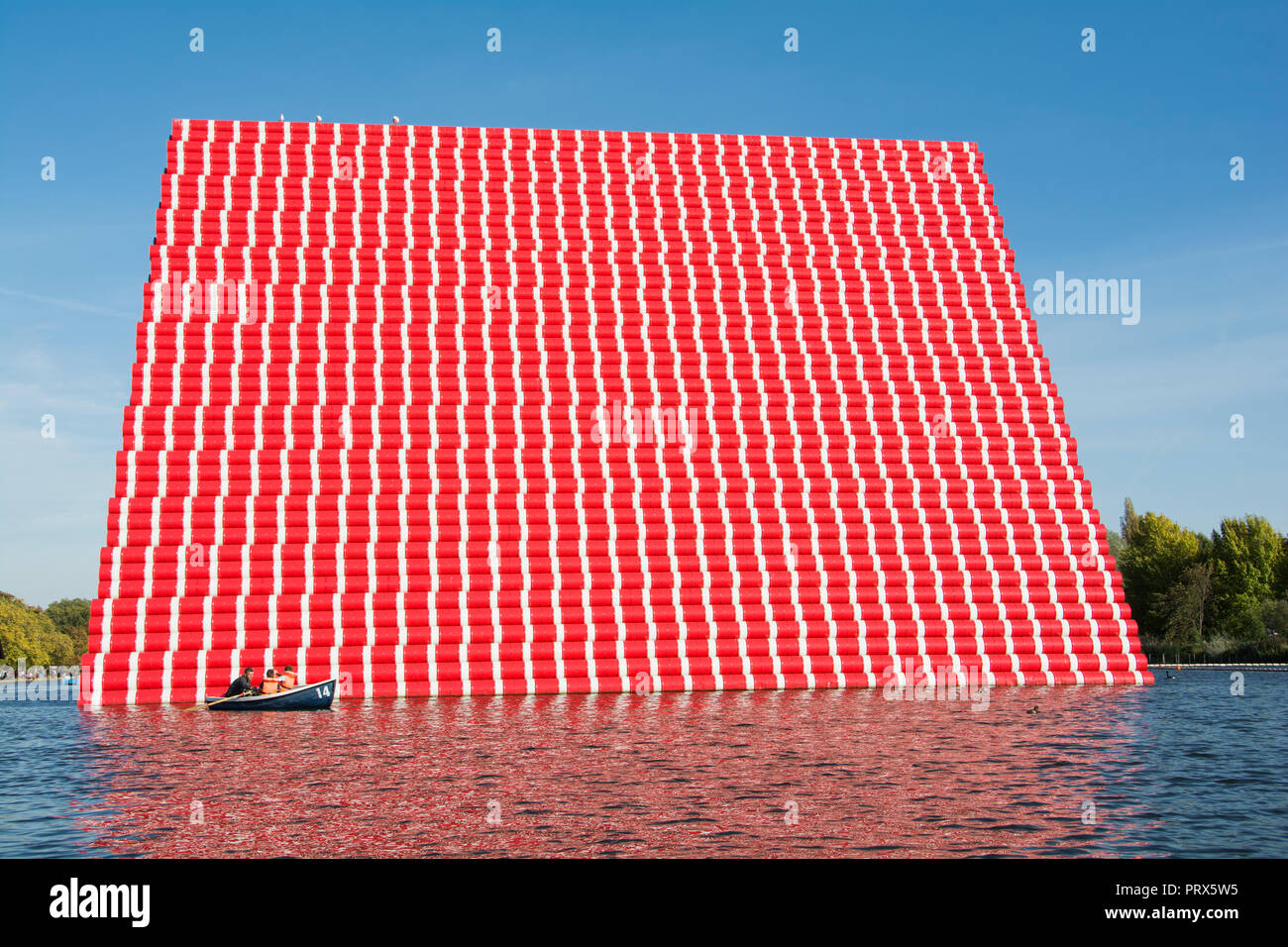 Christo & Jeanne-Claude's Le mastaba de Londres, à 20 mètres de haut de la sculpture flottante temporaire sur la serpentine, Londres, Royaume-Uni Banque D'Images