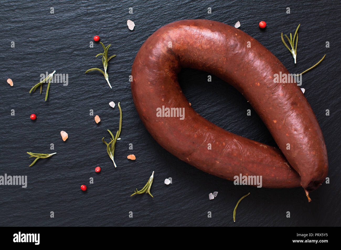 Concept alimentaire Matières boudin saucisses noir sur noir ardoise Banque D'Images