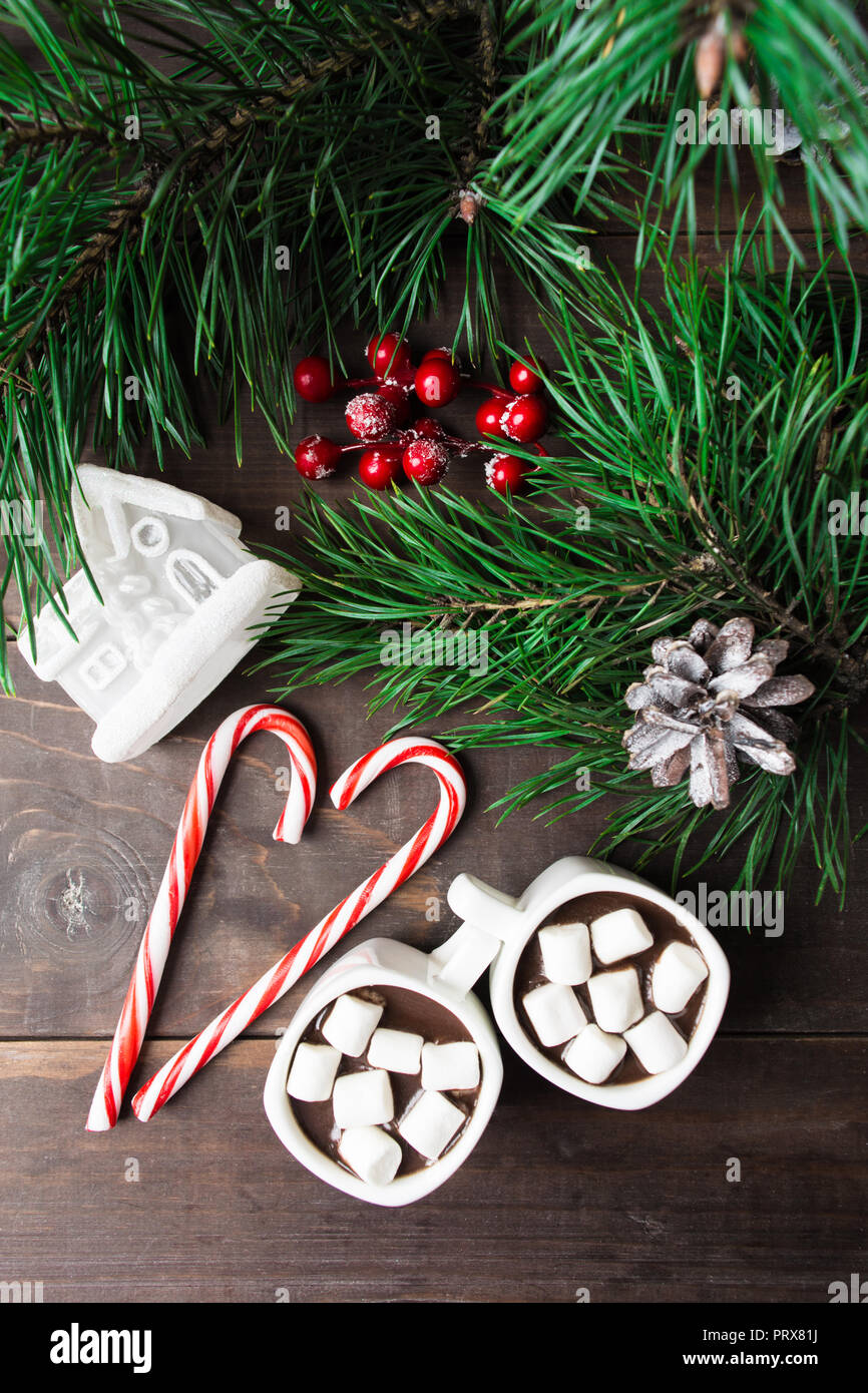 Noël encore la vie avec du chocolat chaud, des sucettes, des décorations et des jouets en bois brun plus de sapins, vue, télévision lay Banque D'Images
