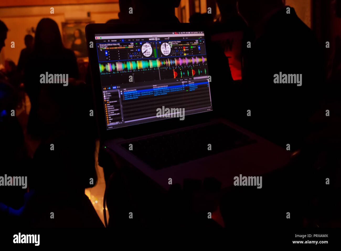 Partie de l'équipement audio dj sur scène en concert lumineux.club.éclairage disc jockey joue de la musique, mixer des pistes.événement de divertissement en boite . Ordinateur portable Banque D'Images