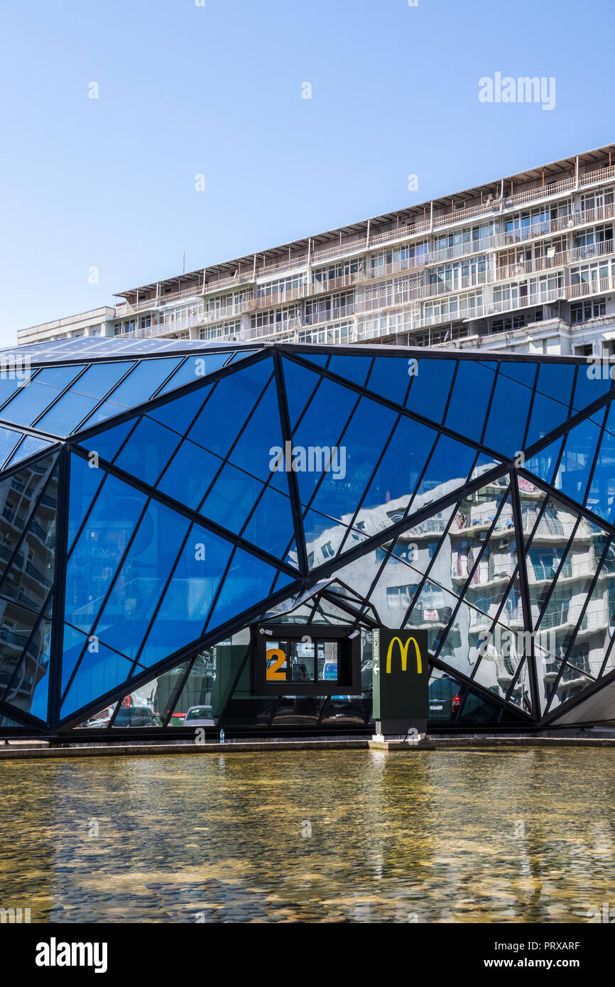 Verre moderne restaurant McDonald's building à Batoumi, Géorgie, Banque D'Images
