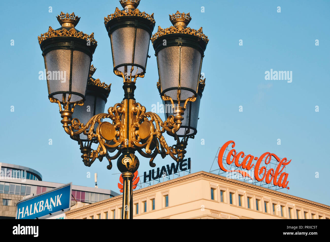 L'éclairage de la chaussée d'or, la place de Macédoine, Skopje, République de Macédoine, Septembre 2018 Banque D'Images