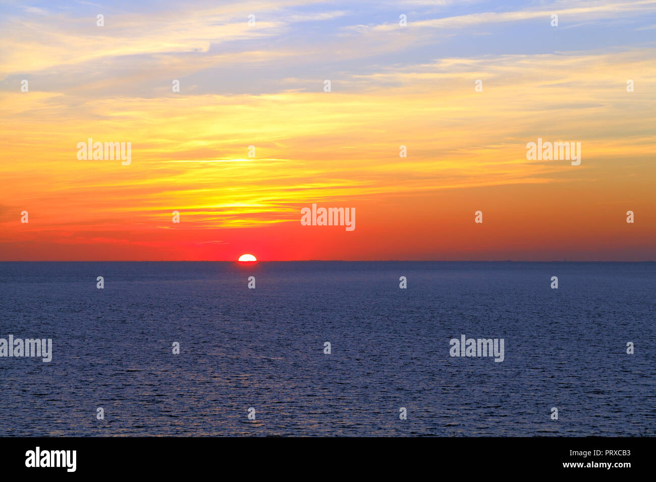 Coucher du soleil d'automne, bleu de la mer, le lavage, de Hunstanton, Norfolk, Red sky, le ciel Banque D'Images